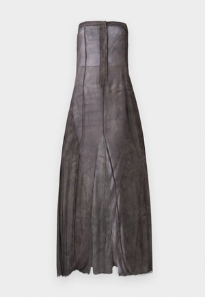 Robe noire longue sans bretelles en tissu transparent, présentant une coupe droite, une fente à l'avant et une texture subtile. Se ferme à l'arrière.