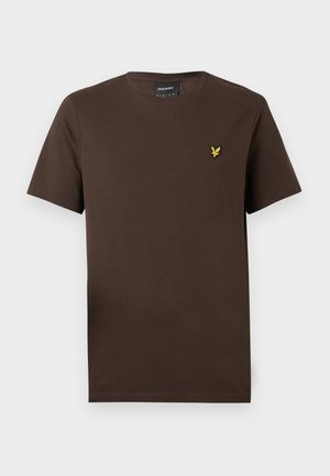 T-shirt uni marron foncé à manches courtes avec col rond, petit logo d'oiseau jaune sur la poitrine gauche et étiquette de marque noire à l'intérieur du col.
