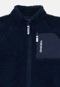 Marineblaue Fleecejacke mit weicher Textur, Reißverschluss vorne und einer Reißverschlusstasche auf der Brust mit kontrastierender Stoff und "VIKING"-Branding.