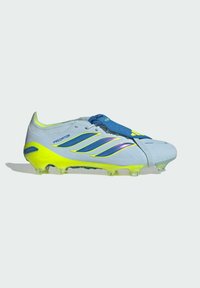 Chaussure de football Adidas Predator gris clair et jaune néon avec des rayures bleues et une languette de couleur bleue sur un fond blanc.