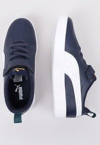 Sneakers blu navy con accenti bianchi, realizzati in materiale sintetico. Presentano un design con lacci e un colletto imbottito. Tassello verde sul retro.