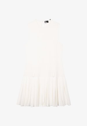 Witte mouwloze jurk met een geribd lijfje en geplooide rok. Heeft een keyhole-detail aan de achterkant en subtiele stikaccenten.