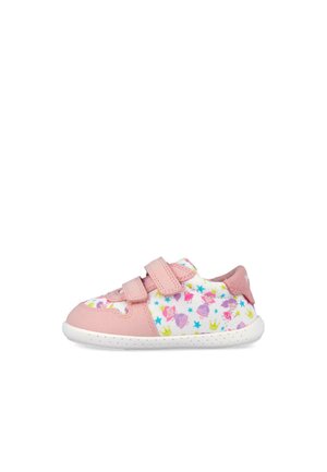 Zapatilla infantil rosa con dos tiras de Velcro, suela blanca y un patrón colorido de princesas, coronas y estrellas en la parte superior de tela.