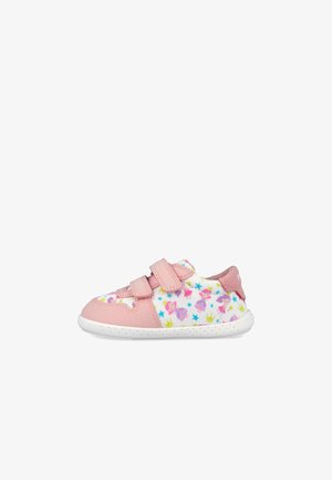 Zapatilla infantil rosa con dos tiras de Velcro, suela blanca y un patrón colorido de princesas, coronas y estrellas en la parte superior de tela.