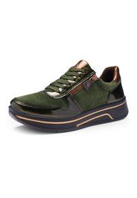 Groene sneaker met suède en lakleer, bronzen rits en accenten, dikke zwarte zool met tan-kleurige streep en groene veter.