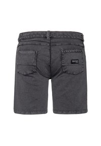 Juodi džinsiniai šortai su įprastu siluetu, turintys dvi užpakalines kišenes ir audinį su etiketėmis. Tekstūruota medžiaga su matomais siuvinėjimo akcentais.