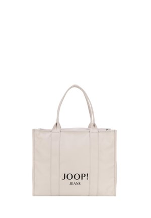 Beige tygväska med två stadiga handtag, med en svart "JOOP! JEANS"-logotyp tryckt på framsidan. Fyrkantig form.