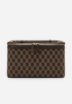 Brūns rakstains kosmētikas maciņš ar zelta rāvējslēdzēju, ar ģeometrisku dizainu tumšos toņos, izgatavots no izturīga materiāla ar ādas akcentiem.