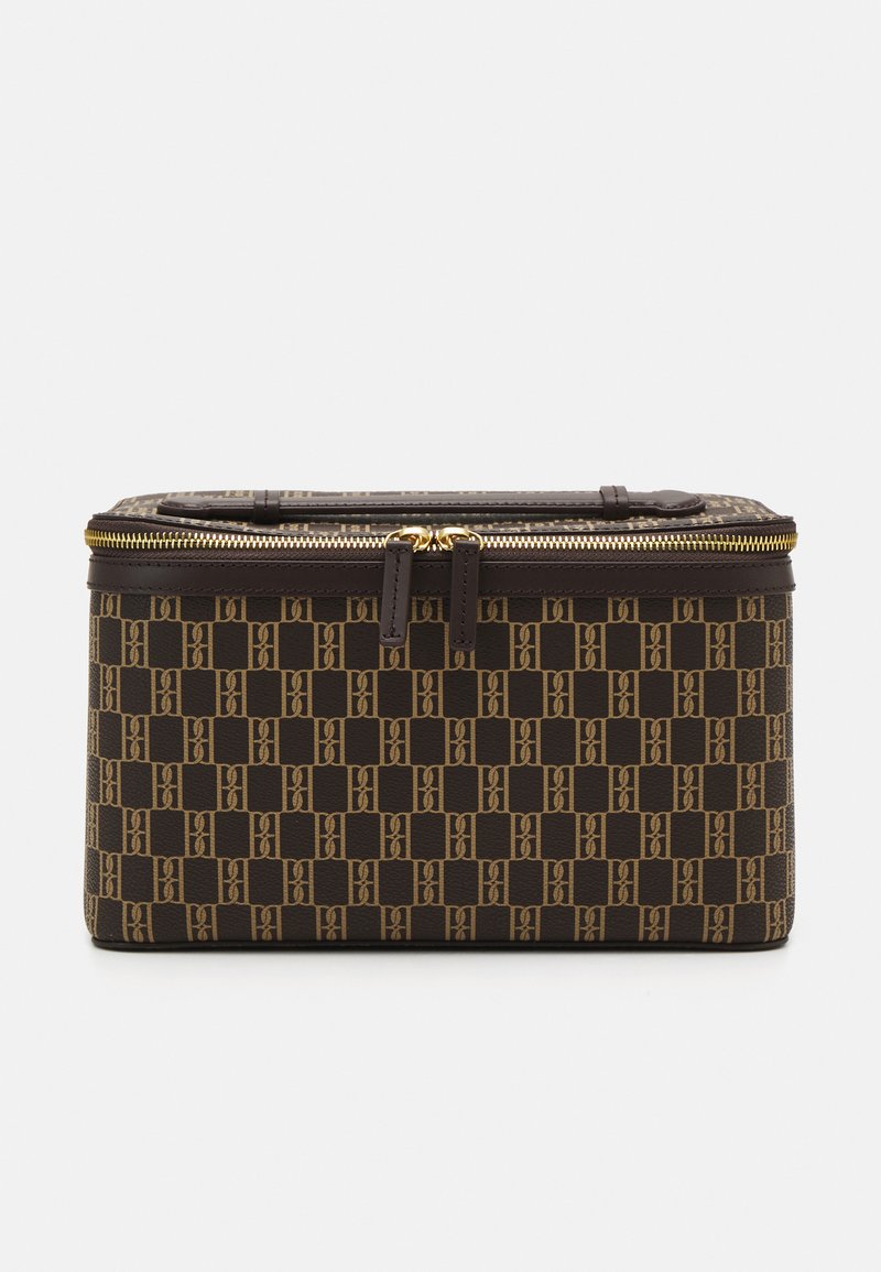 Borsa cosmetica marrone con motivo, dotata di una cerniera dorata, caratterizzata da un design geometrico in tonalità scura, realizzata in materiale resistente con dettagli in pelle.
