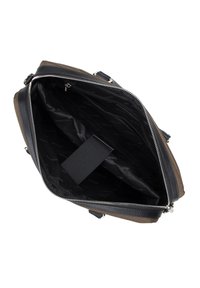 Bruine en zwarte handtas met een ritssluiting, voorzien van een gelapte buitenmateriaal en een gladde zwarte voering met een logo-patroon aan de binnenkant.