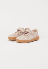 Lys rosa semsket sneakers med borrelås, gummisåle og subtil rosa aksent på hælen. Har perforerte detaljer på tåen.