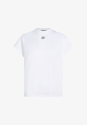 Bjela kratka majica s kratkim rukavima i visokim ovratnikom, sa crnim izvezenim logotipom na prsima, izrađena od mekane, prozračne tkanine.