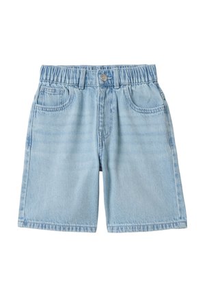 Short en jean bleu clair avec ceinture élastique, passants pour ceinture, bouton sur le devant et poches sur fond blanc.