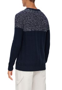 Marineblauer Strickpullover mit einem melierten oberen Abschnitt, der ein strukturiertes Fischgrätenmuster sowie gerippte Bündchen und Saum aufweist.