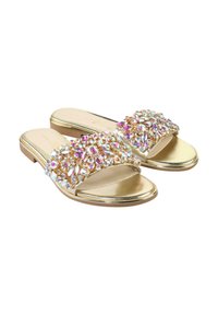 Gullige sandaler med en bred, utsmykket rem som har forskjellige iriserende edelstener. Jevn, metallisk finish med flat såle.