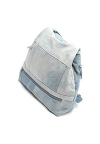 Ljusblåt tygryggsäck med en texturerad yta, en övre klaff och en framfick med dragkedja. Har justerbara remmar och kontrasterande sömmar.