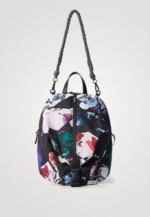 Sac à dos coloré à motif floral avec bandoulière noire tressée, fermeture éclair devant et boucle centrale sur un fond uni.