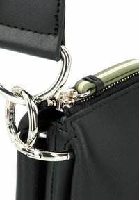 Borsa a tracolla in pelle nera con accessori in argento, caratterizzata da una chiusura con cerniera e un dettaglio a righe. Include un portachiavi allegato.
