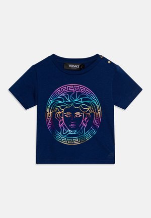 Navyblauw shirt met korte mouwen en een kleurrijk Medusa-hoofd embleem in het midden, knoopdetails op de linkerschouder, Versace-label aan de binnenkant van de kraag.