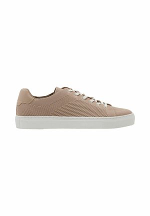 Adidași bej tricot cu talpă joasă, șireturi albe și talpă groasă de cauciuc alb, văzuți din profil lateral pe fundal alb.