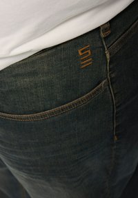 STHUGE BAUCHFIT BAGGY DIRTY 5-POCKET - Relaxed fit -farkut - blue denim