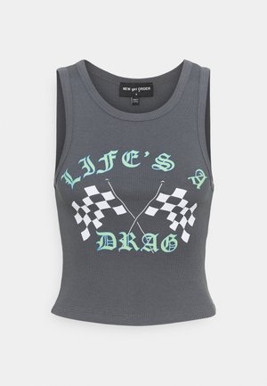 Szary prążkowany crop top z napisem "LIFE'S A DRAG" w jasnoniebieskim kolorze, z dwoma skrzyżowanymi czarno-białymi flagami szachownicy.