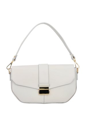 Borsa a mano in pelle bianca con una chiusura dorata, design piatto, angoli arrotondati e una maniglia corta con inserti metallici.
