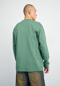 Carhartt WIP CHASE - Hosszú ujjú felső - duck green/gold