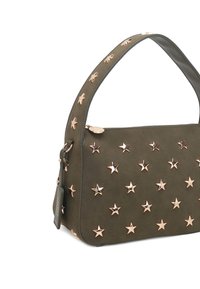 Borsa a mano in pelle scamosciata verde con manico curvo, decorata con stelle in metallo color oro rosa sulla parte anteriore e chiusura con zip.