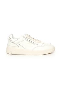 Sneaker in pelle bianca con design minimalista, accenti testurizzati, lacci beige e un logo discreto sul lato. Silhouette in stile atletico.