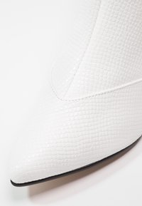 Miss Selfridge Botines bajos - white