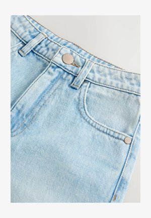 Világoskék farmer sort, magas derékkal, elülső zsebekkel és fém gombos záródással, finom varrási részletekkel.