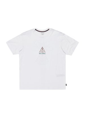 Vit bomulls t-shirt med en central grafik av en brun och teal triangel med ett blommönster, samt en liten logotag på fållen.