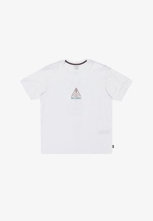 T-shirt bianco in cotone con una grafica centrale raffigurante un triangolo marrone e teal con un design floreale, e un piccolo logo tagliato sull'orlo.