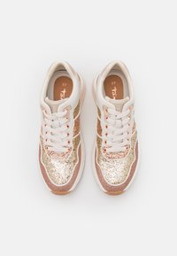 Baskets avec tige en textile blanc, accents dorés et roses pailletés, bout rond et semelle en caoutchouc contrastante. Taille 37 indiquée sur la semelle intérieure.