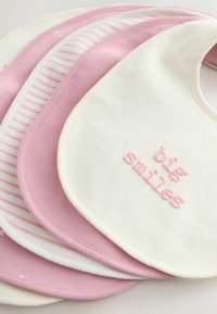 Set med fem babyhakar i mjuk bomull. Har en rosa och vit färgskala, inklusive enfärgade och randiga, med broderad text på en.