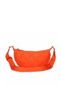 Borsa a spalla arancione trapuntata con chiusura a zip e tracolla regolabile, caratterizzata da una forma curvata e dettagli di superficie testurizzati.