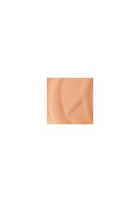 Kremet beige hudpleieprodukt med en jevn, blank tekstur, som har subtile svingninger og en myk matt finish.