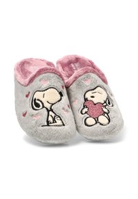 Zapatillas grises de felpa con forro rosa, que presentan a Snoopy sosteniendo un corazón brillante y rodeado de corazones rosas.