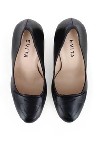 Zwarte leren instappers met een gladde afwerking, amandelvormige neus en subtiele stikdetails, voorzien van een kleine accentband aan de voorkant.