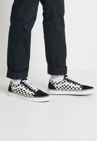 Vans - UA OLD SKOOL - Matalavartiset tennarit - black/white Pienoiskuva 1