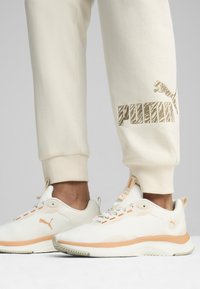 Puma SOFTRIDE ORLA SNEAKERS - Tenisice - frosted ivory cashew bright melon alpine snow