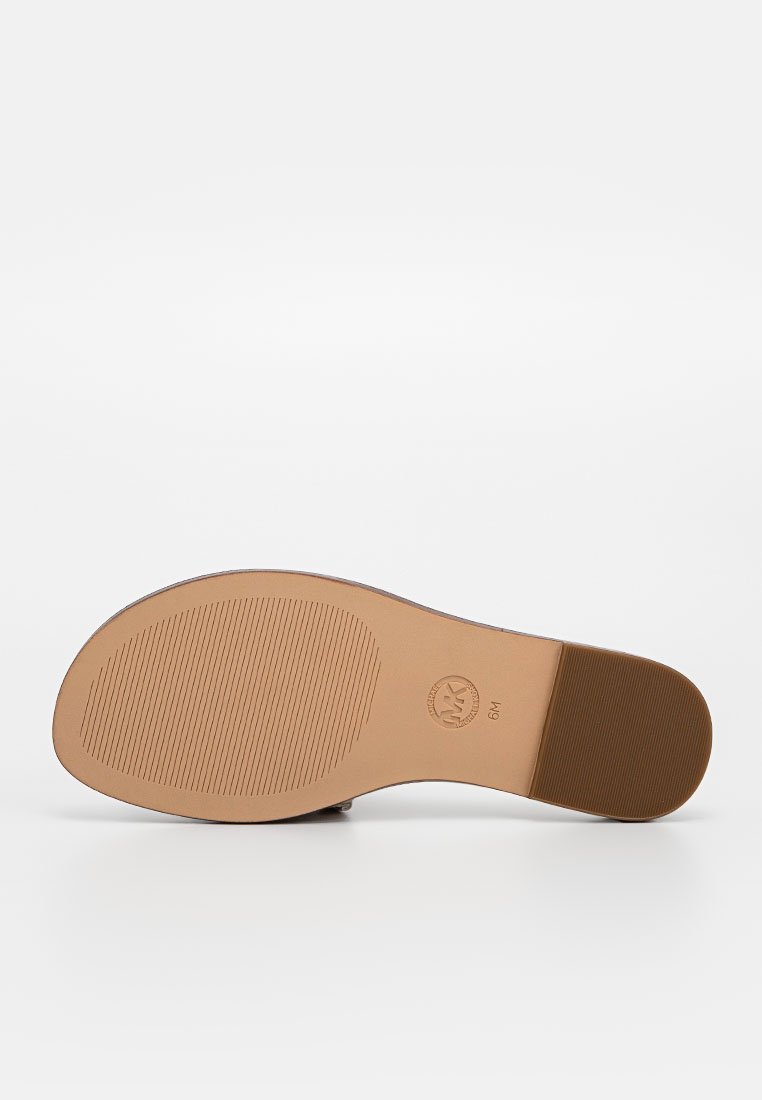 Semelle de chaussure en caoutchouc marron avec une surface texturée. Présente un logo circulaire et un talon plat. Le design global est simple et fonctionnel.