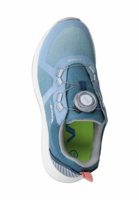 Scarpa sportiva blu chiaro con upper testurizzato, sistema di laccio integrato, pulsante a rotella e soletta verde imbottita. Suola bianca e dettaglio rosa.