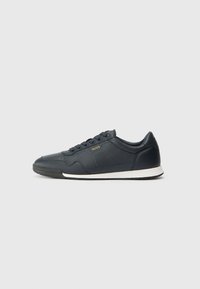 Navyblaue Ledersneaker mit durchbrochenen Details, runder Zehenpartie, weißer Gummisohle und Schnürdesign. Goldfarbenes Logo-Akzent an der Seite.