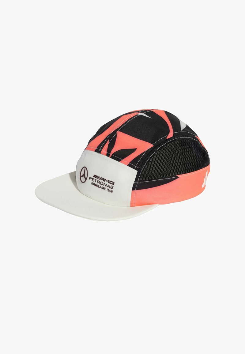 Pet met een zwart en koraal geometrisch patroon, witte klep, mesh zijkanten en een merkindicatie aan de voorkant. Lichtgewicht stofontwerp.