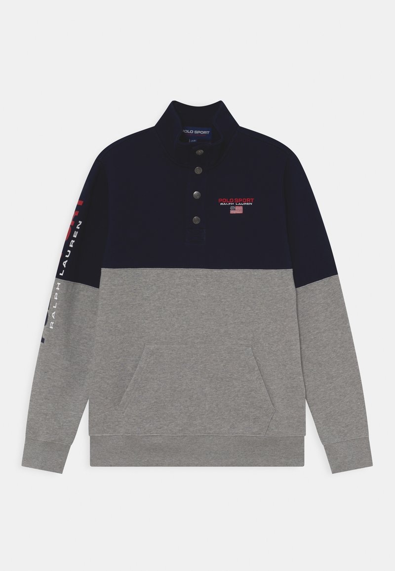 Sweatshirt bleu marine et gris avec un col, trois boutons, poche avant et détails de logo imprimés sur le côté en rouge et blanc. Texture de matériau douce.
