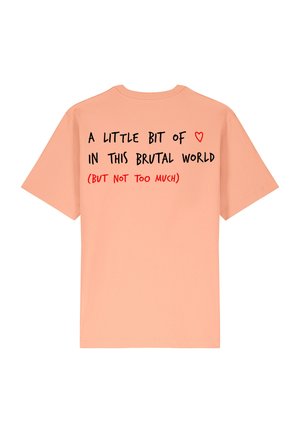 T-shirt di cotone color pesca con maniche corte. Testo sulla schiena: "Un po' di ❤️ in questo mondo brutale (MA NON TROPPO)" in nero e rosso.