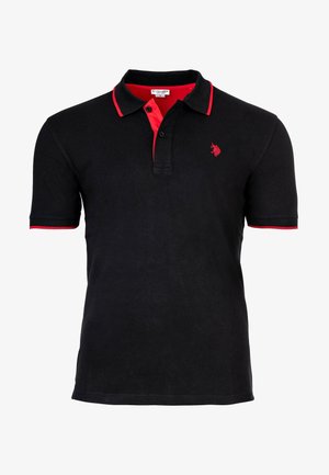 Schwarzes Poloshirt mit kurzen Ärmeln, rotem innerem Knopfleistenbesatz, rotem Besatz am Kragen und an den Ärmeln sowie rotem besticktem Logo auf der Brust.