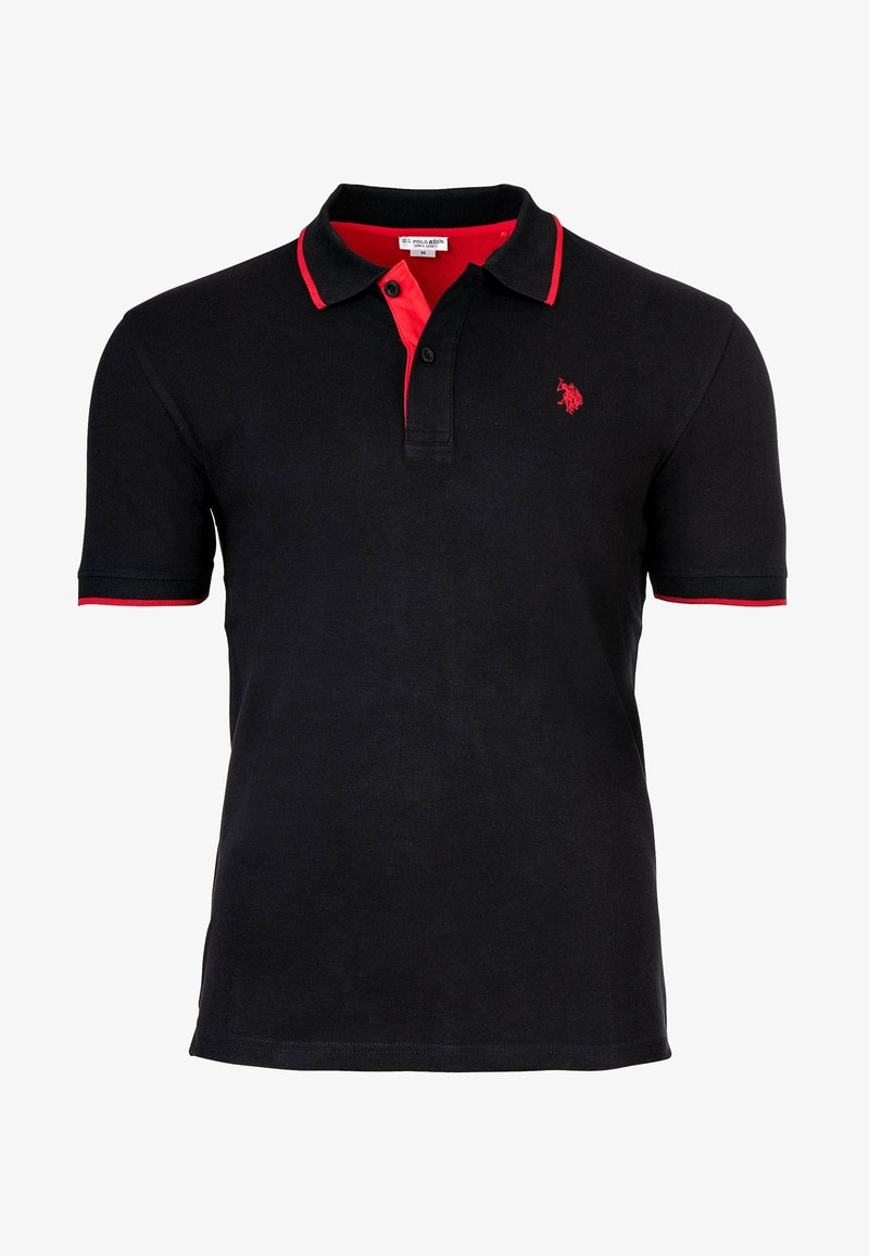 Polo noir à manches courtes avec patte intérieure rouge, bordure rouge sur le col et les manches, et logo rouge brodé sur la poitrine.